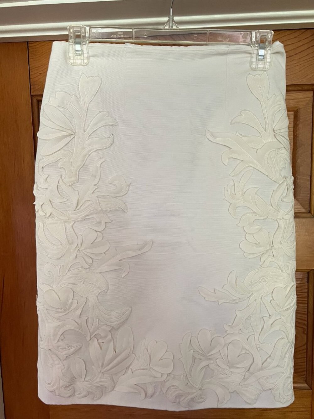 WHBM White Embroidered Pencil Skirt Size 4 Floral Appliqué Midi Career Wedding